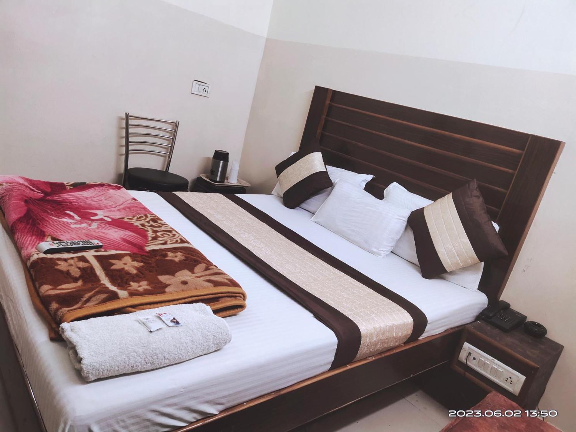 Hotel Diamond Ню Делхи Екстериор снимка